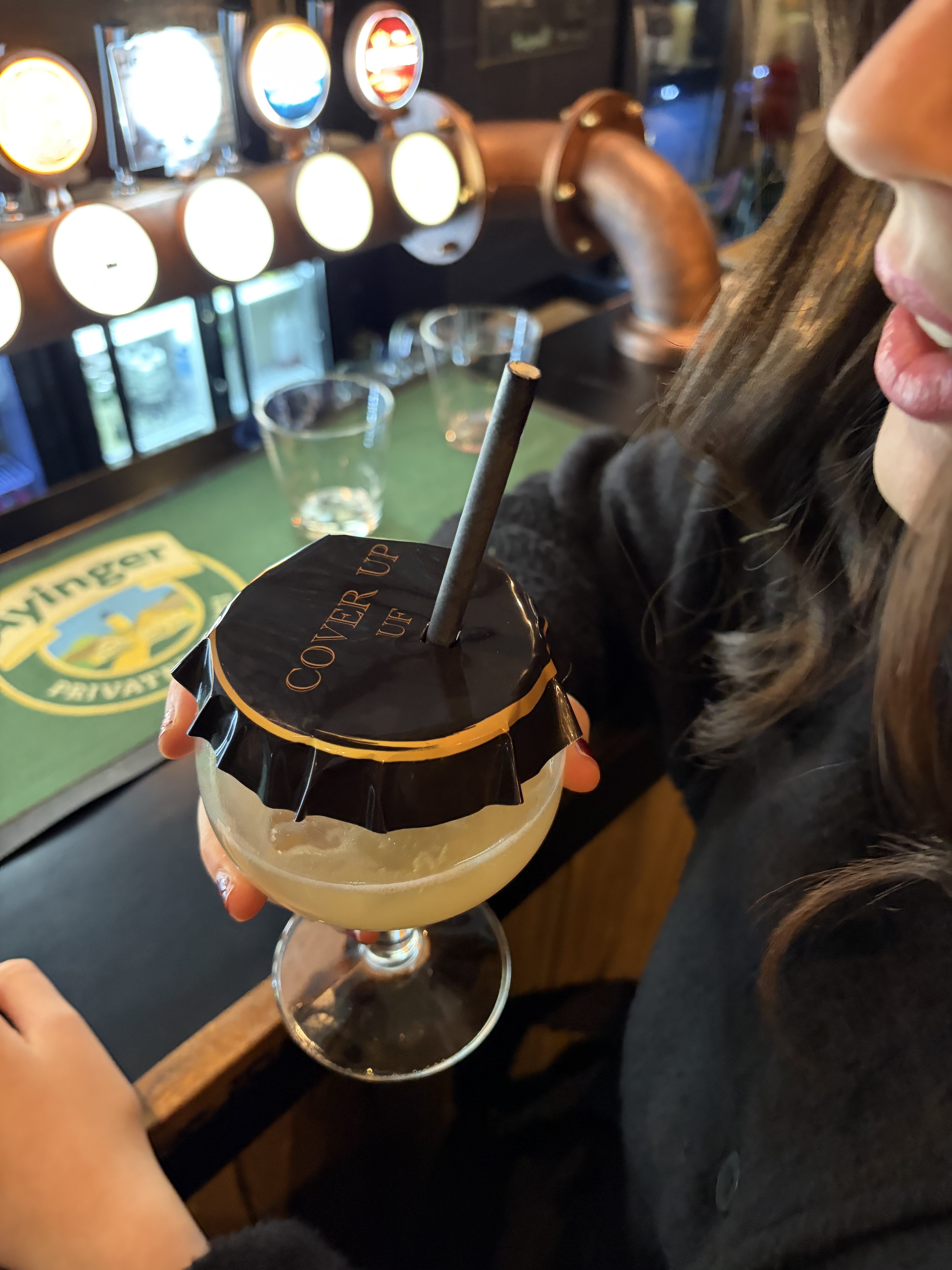 Bild På Tjej Med Produkt